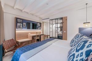 a bedroom with a large bed and a desk at Can Guixe - Turismo de Interior in Inca +39 photos