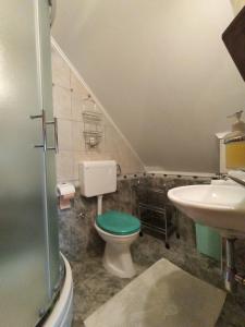 ポールヤナクにあるハウス ニーナのトイレと洗面台付きのバスルーム +49枚の写真