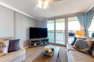 Et tv og/eller underholdning på Isla Del Sol Bahia Vista 418 + 20 billeder