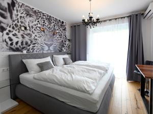 A bed or beds in a room at Enjoyit Rooms Még 37 kép