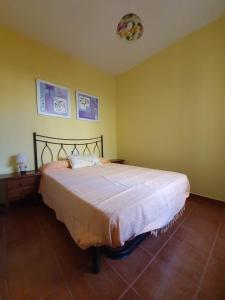 een slaapkamer met een groot bed in een kamer bij Villa de Islantilla in Islantilla