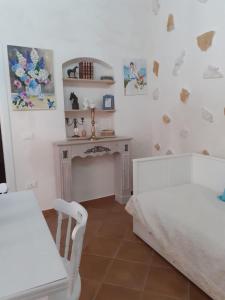 1 dormitorio con 2 camas, mesa y mesa en Dimora Chloé en Marsala