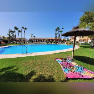 Basen w obiekcie Cozy Chalet - playa a 200m lub w pobliżu