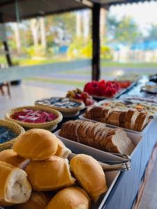 Opțiuni de mic dejun disponibile oaspeților de la Pousada Bom Jardim