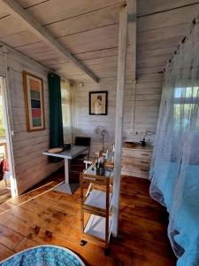 een kamer met een bed en een bureau in een kamer bij Un chalet dans les oliviers 3 nuits mini in Nîmes