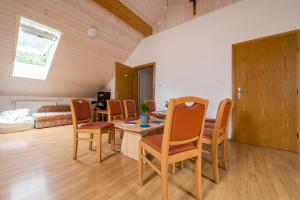 una habitación con mesa y sillas y un dormitorio en Hostel Kronotop in Triglav National Park en Log pod Mangartom