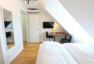 A television and/or entertainment centre at Enjoyit Rooms