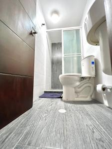 サンタ・マルタにあるApartamentos DNR 201B Rodadero Palanoaのトイレと窓のあるバスルーム +27枚の写真