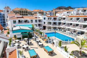 Бассейн в Club Tenerife Apartments или поблизости