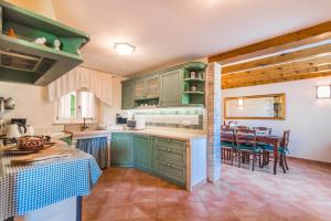Kuchyň nebo kuchyňský kout v ubytování Villa Faggiolo by Villa Plus