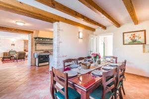 Kuchyň nebo kuchyňský kout v ubytování Villa Faggiolo by Villa Plus