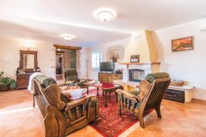 TV a/nebo společenská místnost v ubytování Villa Faggiolo by Villa Plus