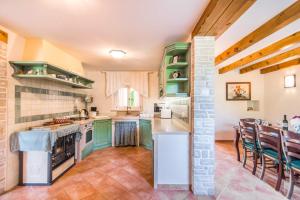 Kuchyň nebo kuchyňský kout v ubytování Villa Faggiolo by Villa Plus