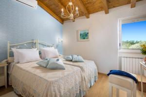 Postel nebo postele na pokoji v ubytování Villa Faggiolo by Villa Plus + 17 fotografií