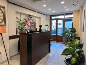 Лобби или стойка регистрации в Rafinn Hotel