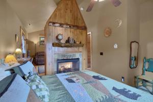 ein Schlafzimmer mit Kamin und Bett in der Unterkunft Pikes Peak Guest Cabin at Rocky Mountain Lodge in Cascade-Chipita Park