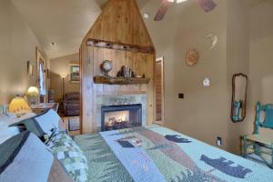 En eller flere senge i et værelse på Pikes Peak Guest Cabin at Rocky Mountain Lodge