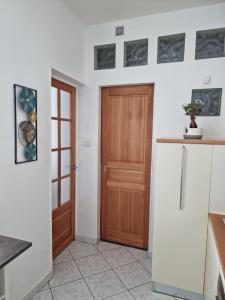 un corridoio con porta in legno in una casa di La Caisserie Vieux-port / une chambre et balcon a Marsiglia
