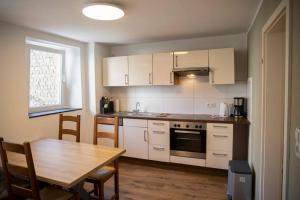 Η κουζίνα ή μικρή κουζίνα στο Stilvolle Wohnung bei Cochem - 2 Schlafzimmer