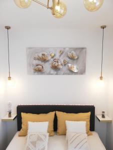 um quarto com uma cama com um quadro na parede em Olive Tree - House with Pool em Vinišće