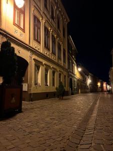 una strada vuota di notte con un edificio di KronSoul a Braşov