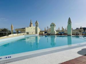 a large swimming pool in front of a building at G&G Isla Marina Puerto in Benalmádena