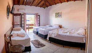 1 dormitorio con 3 camas en una habitación en Hotel Dellamares, en Ubatuba