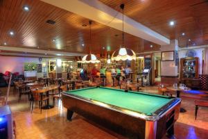 un billard au milieu d'un restaurant dans l'établissement Kassandra Hotel, à Ialyssos