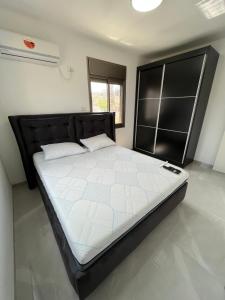 Cama o camas de una habitación en דירת נופש טבריה