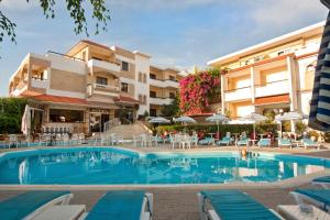 une piscine devant un hôtel dans l'établissement Kassandra Hotel, à Ialyssos