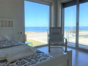 um quarto com uma cama e vista para o oceano em Angeiras Beach House - Porto - Villa by the Sea em Lavra