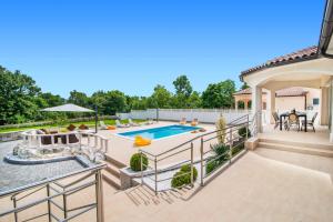 Bazén v ubytování Villa Vivian by Villa Plus nebo v jeho okolí