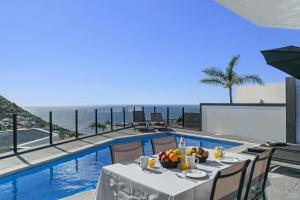 een eetkamer met uitzicht op de oceaan bij Villa Calheta Charm by Villa Plus in Arco da Calheta