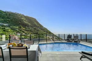 een zwembad met uitzicht op de oceaan bij Villa Calheta Charm by Villa Plus in Arco da Calheta