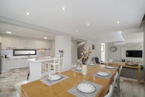 una cucina e una sala da pranzo con un tavolo di legno di Villa Old Town by Villa Plus a Funchal