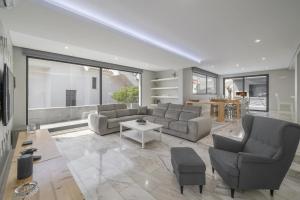 un soggiorno con divani e un tavolo di Villa Old Town by Villa Plus a Funchal