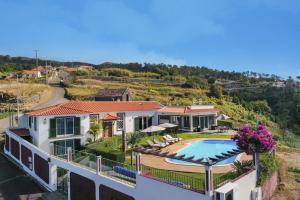 Swimmingpoolen hos eller tæt på Villa Theos House by Villa Plus