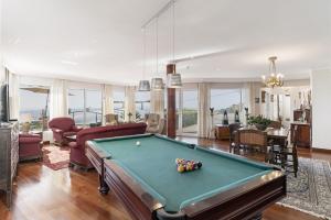 Billardbord på Villa Theos House by Villa Plus