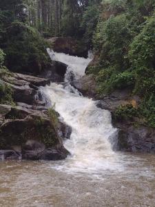 a stream of water flowing down a rocky river at Casa de Campo Meu Pequeno Paraíso in Gonçalves