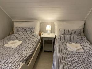 سرير أو أسرّة في غرفة في Hamsun Lodge