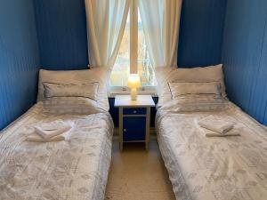 سرير أو أسرّة في غرفة في Hamsun Lodge