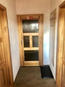 a door with a window in a room at Ubytování Vlachovice u Nového Města na Moravě in Nové Město na Moravě