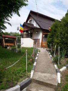 une maison avec drapeaux devant elle dans l'établissement CABANA NICU&DORi, à Sibiu