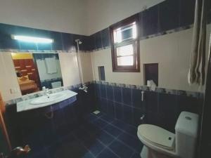 Ένα μπάνιο στο Royal Accommodation