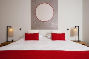 Un pat sau paturi într-o cameră la Miravillas Hotel