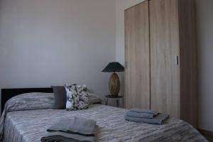 una camera con letto, 2 cuscini e una lampada di Montecolcau Panoramic view a Baunei