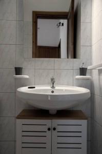 包內伊的住宿－Montecolcau Panoramic view，浴室设有白色水槽和镜子
