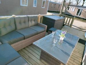 Area soggiorno di BJ Chalets - De Rug 1 - Vakantiepark Lauwersoog - LUXE chalet met vaatwasser! Vroege incheck!