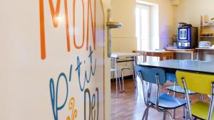a room with a table and chairs and a table and chairs at Mon P'tit Hôtel in Le Grau-dʼAgde