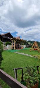 einen Park mit Pavillon und Spielplatz in der Unterkunft Freemont in Braşov